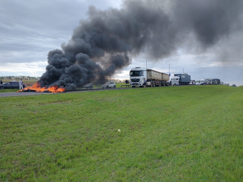 São Paulo tem ao menos 15 bloqueios em rodovias paulistas; veja os locais
