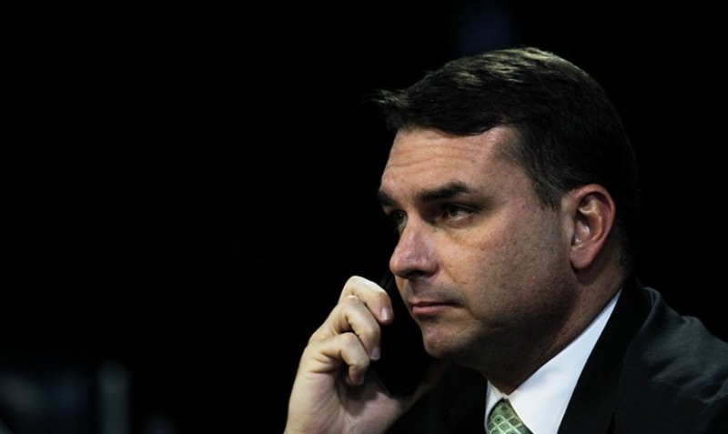 Flávio Bolsonaro faz nova postagem e manda recado ao pai