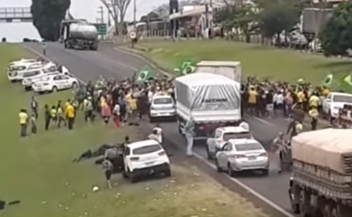 Três dos atropelados em bloqueio de rodovia seguem internados