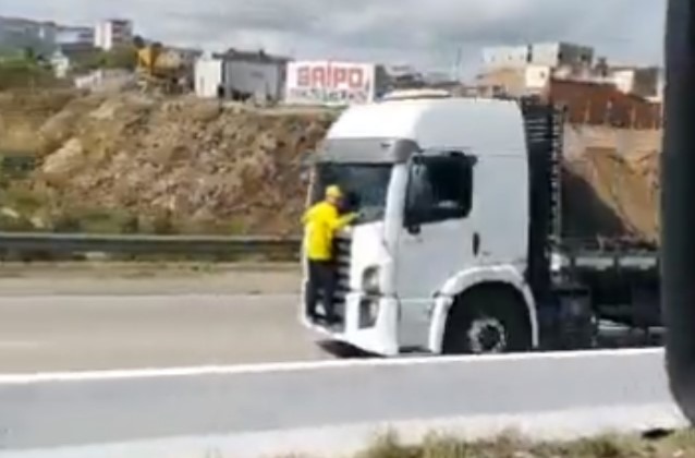 Bolsonarista agarrado em caminhão vira meme; confira a repercussão