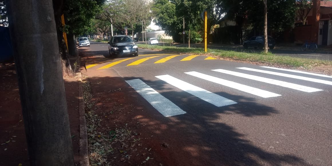 Após acidente, lombada da Rua 16 recebe pintura e melhoria na sinalização