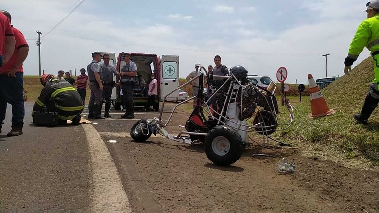 Paramotor cai após bater em fiação elétrica