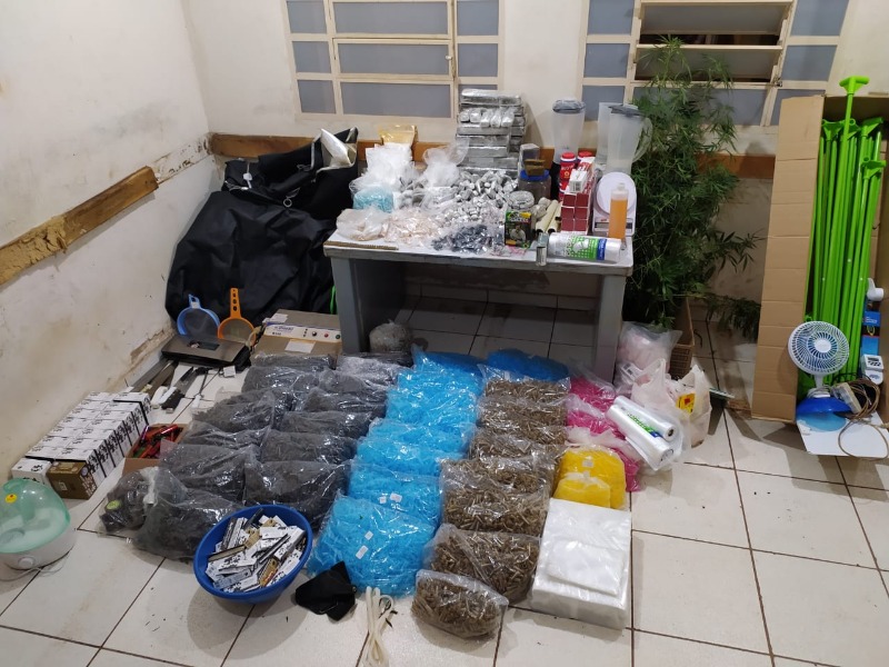 Polícia apreende mais de 30 quilos de drogas e até pé de maconha no Jardim Pinheiros