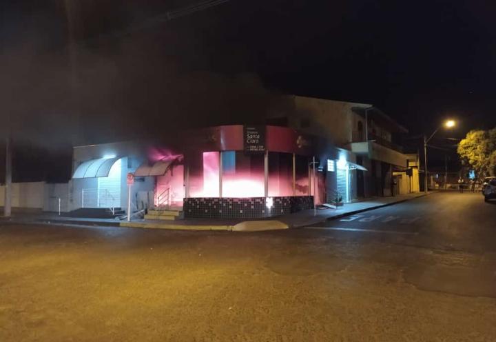 Incêndio destrói farmácia em Boa Esperança do Sul