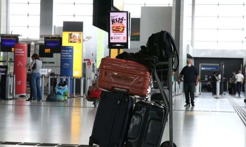 Anvisa aprova volta do uso de máscaras em aviões e aeroportos; entenda