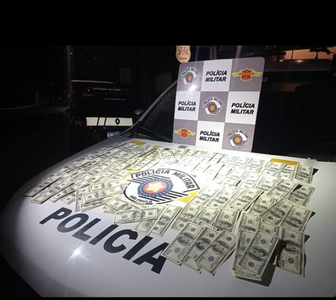 Polícia Rodoviária apreende cerca de 20 mil dólares em Araraquara