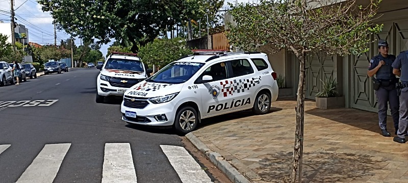 Trio armado invade casa e faz família refém em Araraquara
