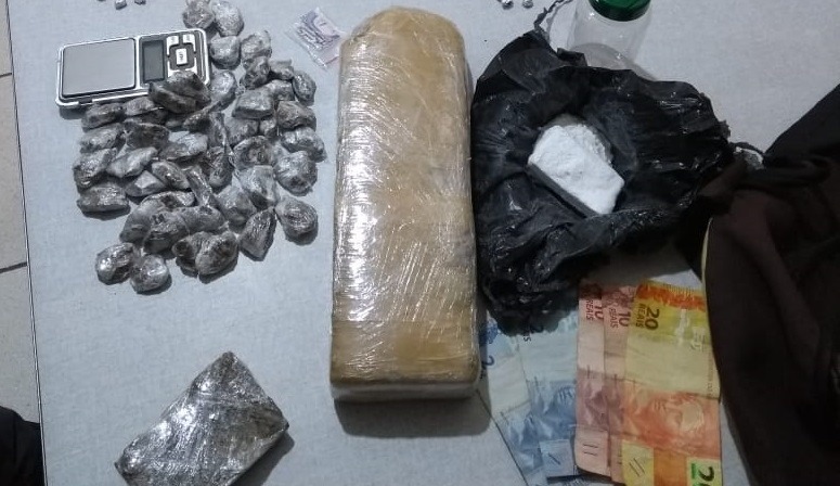 Jovem é preso com mochila recheada de drogas