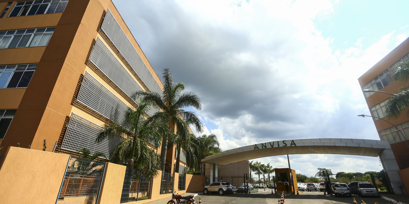 Anvisa aprova vacinas bilaventes contra covid-19