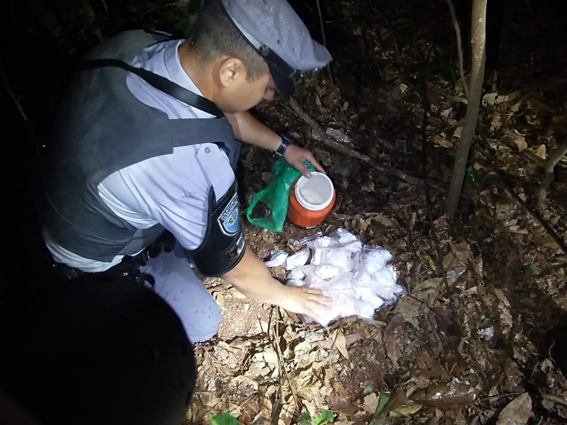 FOTOS: Polícia localiza drogas enterradas às margens de rodovia em Araraquara