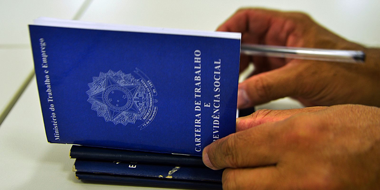 IBGE: desemprego segue em queda e chega a 8,3% em outubro