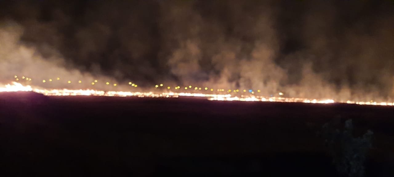 Incêndio de grandes proporções atinge a região do Águas do Paiol