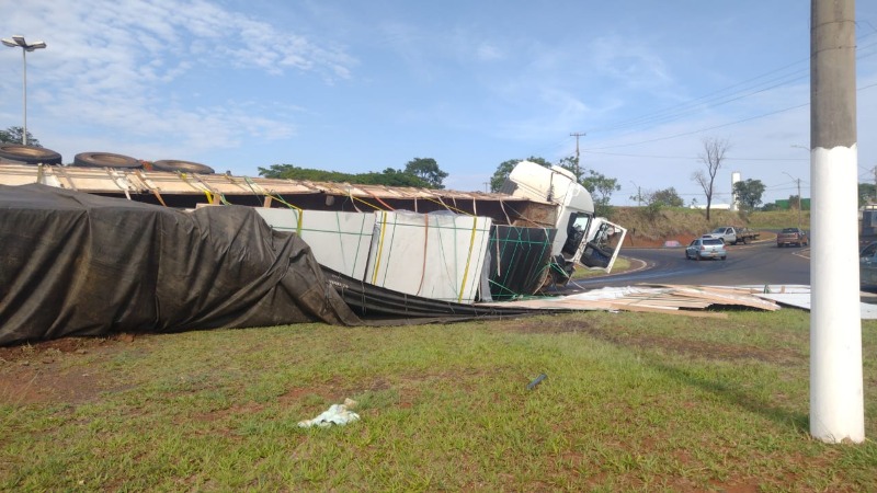 Caminhão tomba e carga despenca na pista em Araraquara