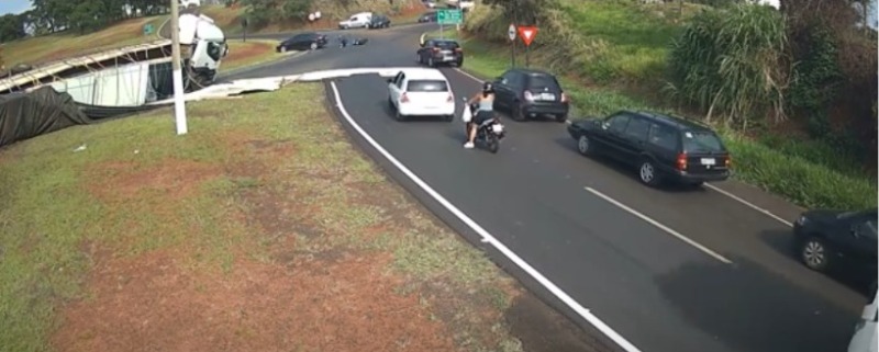 IMAGENS: Motociclista escapa por pouco de ser atropelado após acidente em Araraquara