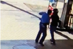 Com arma na mão, assaltante ameaça frentista em posto de combustíveis