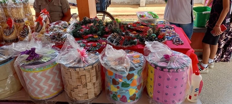 Procurando itens de Natal? Bazar expõe produtos artesanais com preços a partir de R$ 5