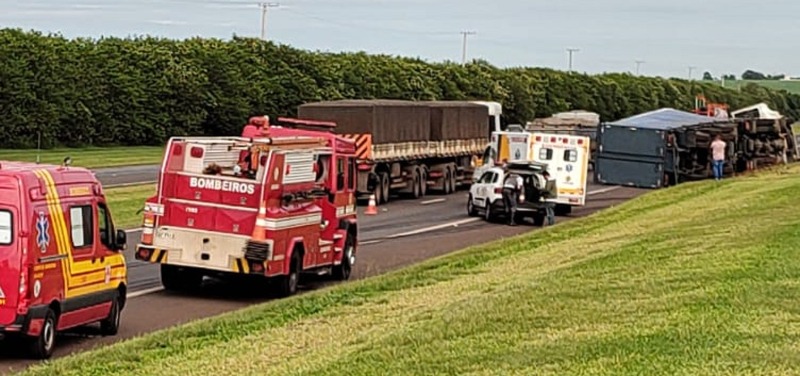 Susto: Tombamento de caminhão deixa lentidão em rodovia de Araraquara