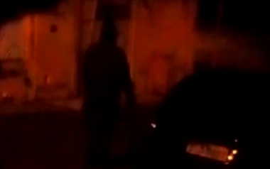 Veja vídeo: homem misterioso com machado é visto e assusta moradores