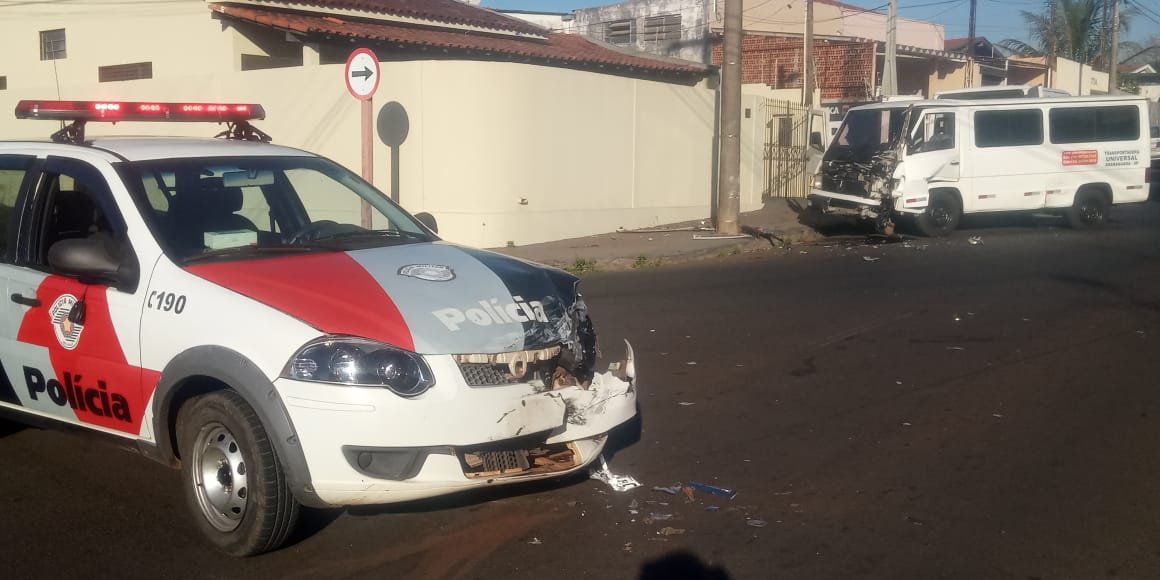 Viatura da PM bate em Van durante perseguição policial no Jardim Santa Angelina