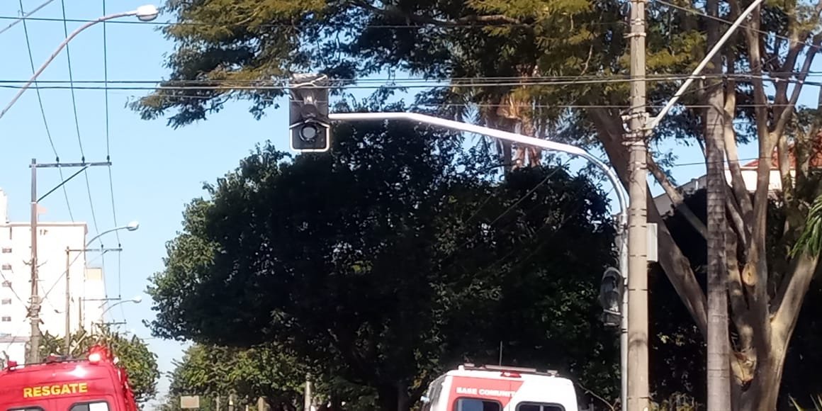 Acidente entre carro e moto no Centro de Araraquara deixa jovem ferida