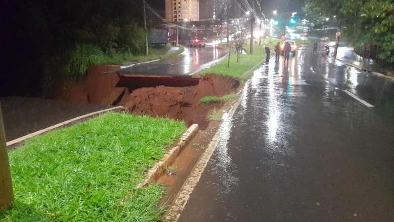 Cratera engole trecho da Avenida 36 e arrasta carro em Araraquara