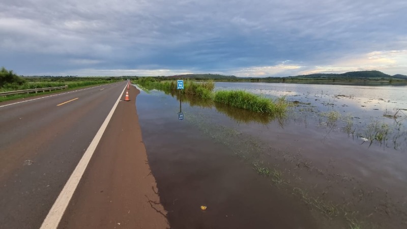 Rio Jacaré começa a invadir a SP-255 entre Araraquara e Boa Esperança