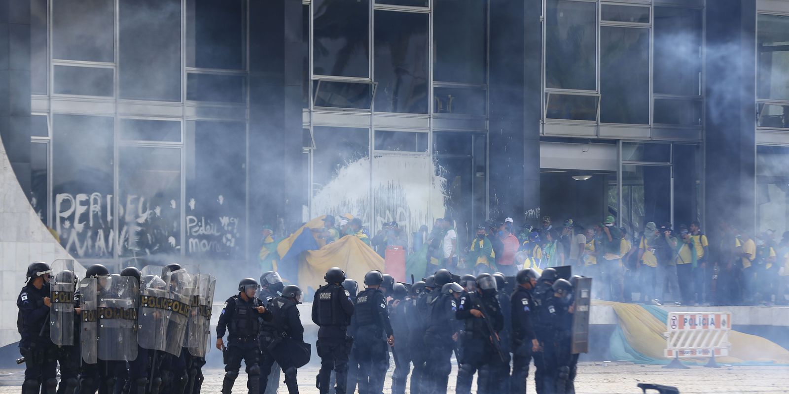 Bolsonaro diz que depredações e invasões fogem à regra da democracia