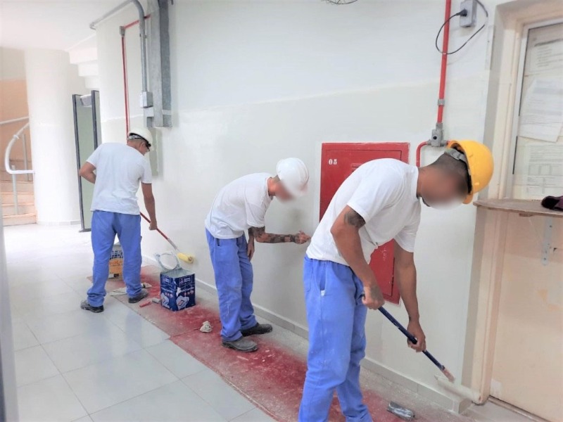 Detentos de Araraquara trabalham na manutenção e pintura do Fórum