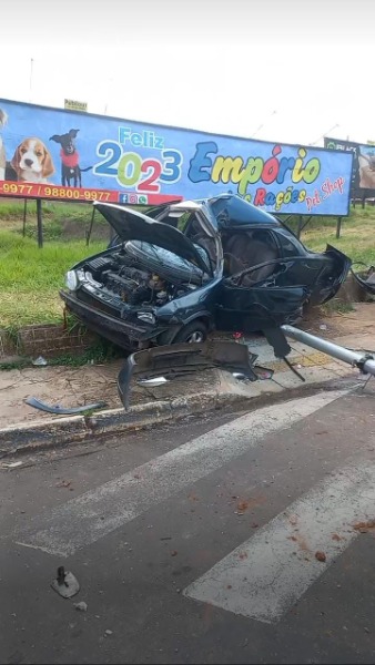 Motorista é socorrido após sofrer acidente na Via Expressa