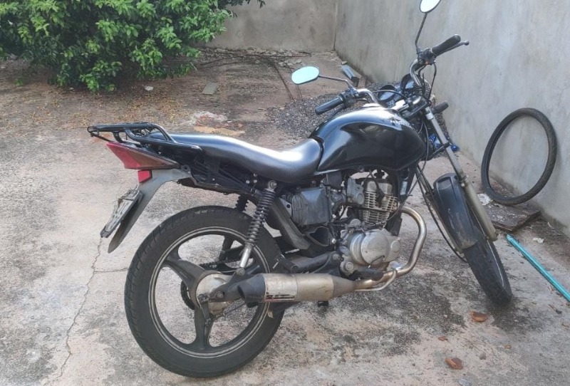 Homem é preso após furtar motocicleta e esconder no quintal da casa