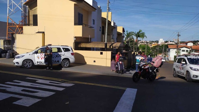 Criança solta mão da mãe e é atropelada; apesar do susto, vítima não se feriu