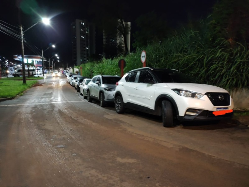 Carros são multados e guinchados por atrapalharem acesso à UPA