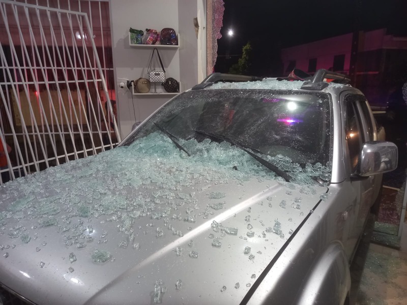 Caminhonete invade loja após colisão em Araraquara