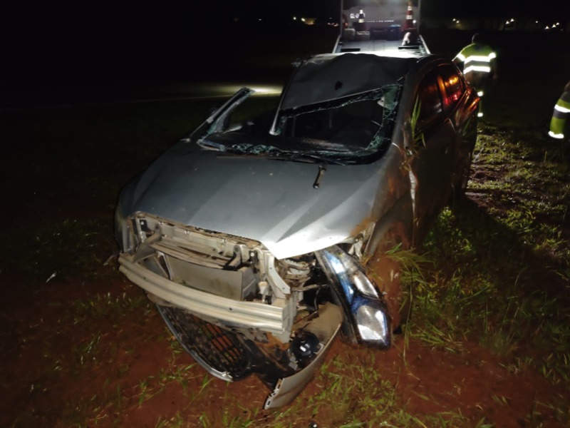 Veículo capota na SP-310 e deixa motorista ferido em Araraquara