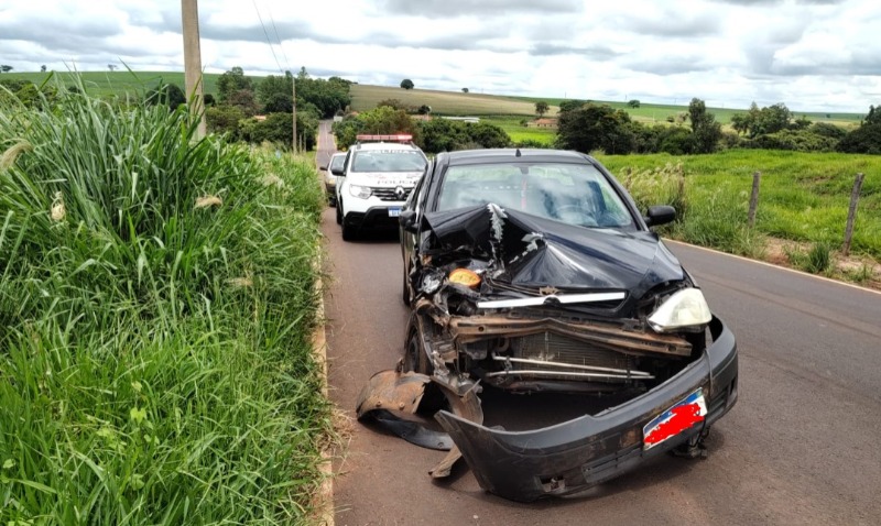 Motorista é socorrido após acidente entre carro e trator