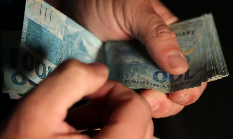 Quase três milhões poderão sacar abono salarial a partir de abril; consulte
