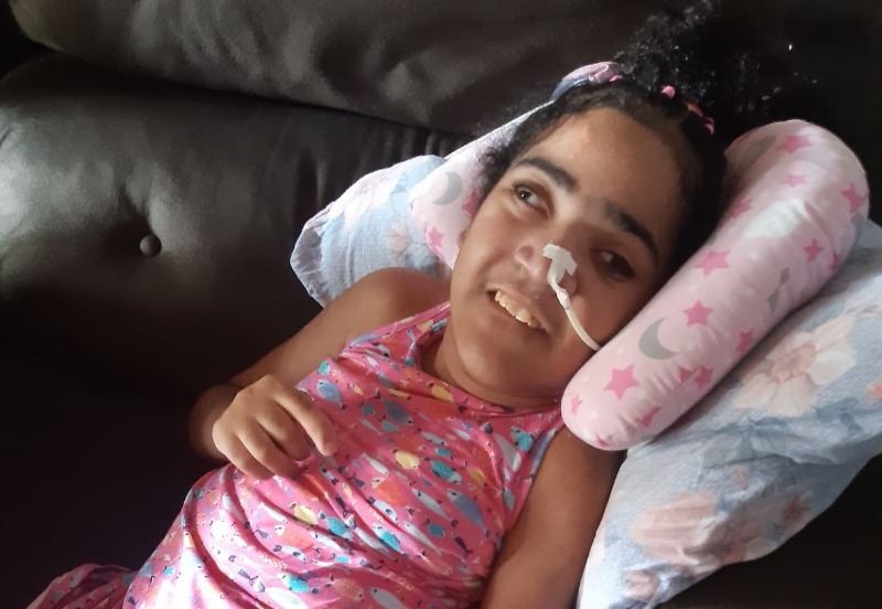 Mãe pede ajuda para compra de suplemento de filha especial; Thayla se alimenta por sonda