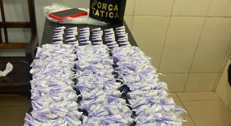 Força Tática flagra menor com sacola cheia de drogas