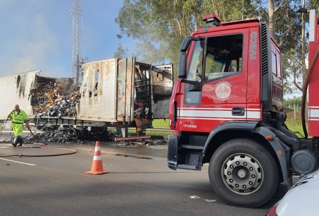 Caminhão pega fogo e Washington Luís tem congestionamento em Matão