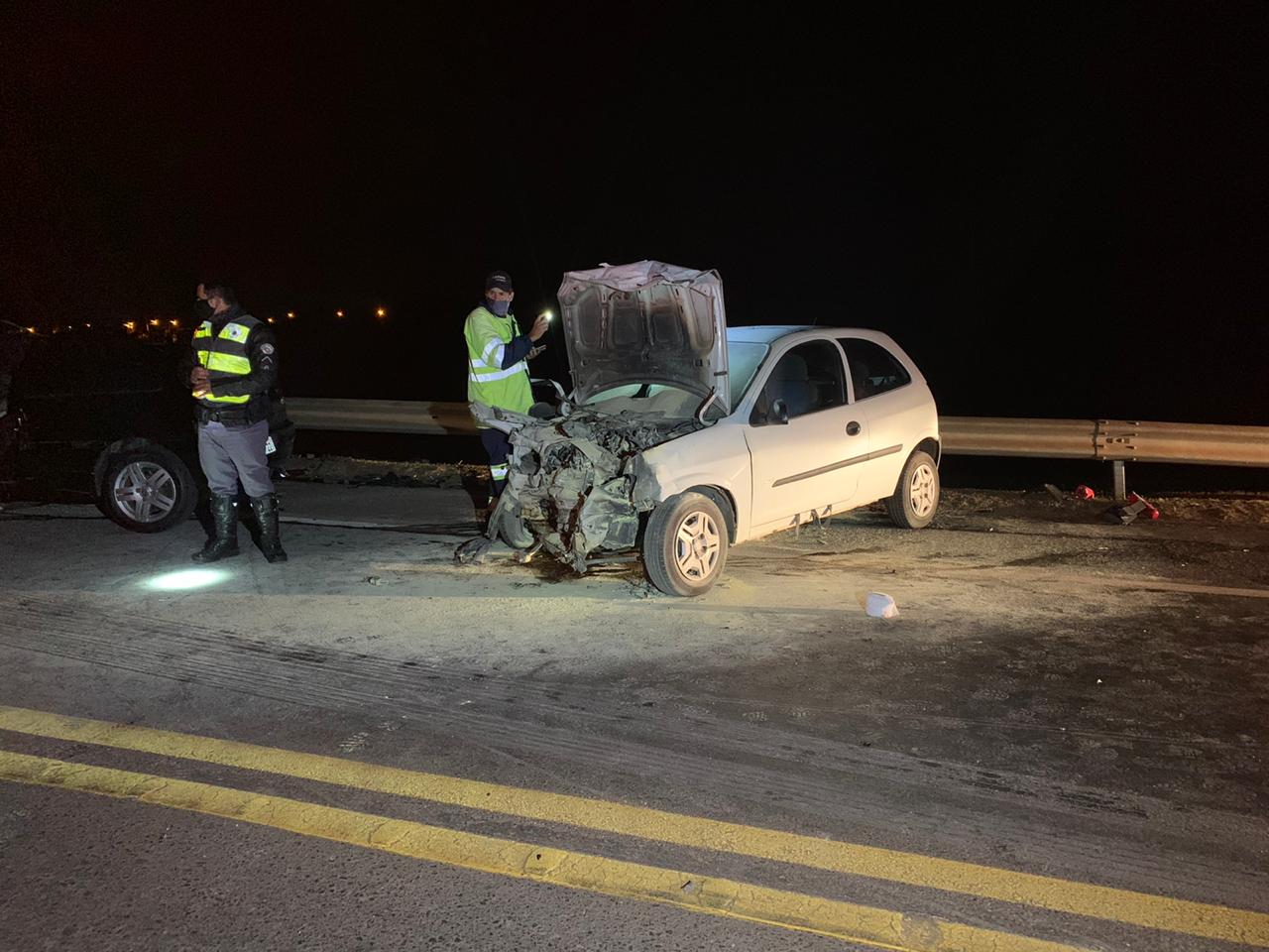 Grave acidente deixa três pessoas feridas e carros destruídos