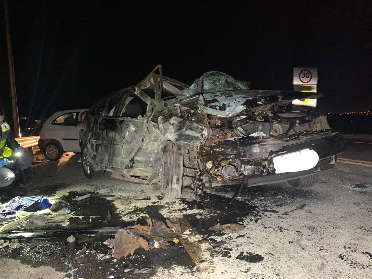 Carros batem de frente na SP-255 e 3 pessoas ficam feridas