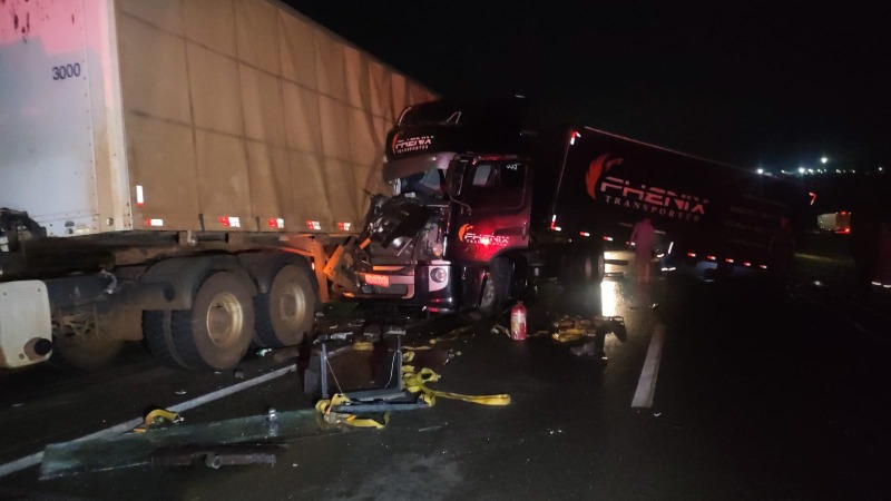 Grave acidente entre dois caminhões na rodovia SP-310 deixa o trânsito lento em Araraquara