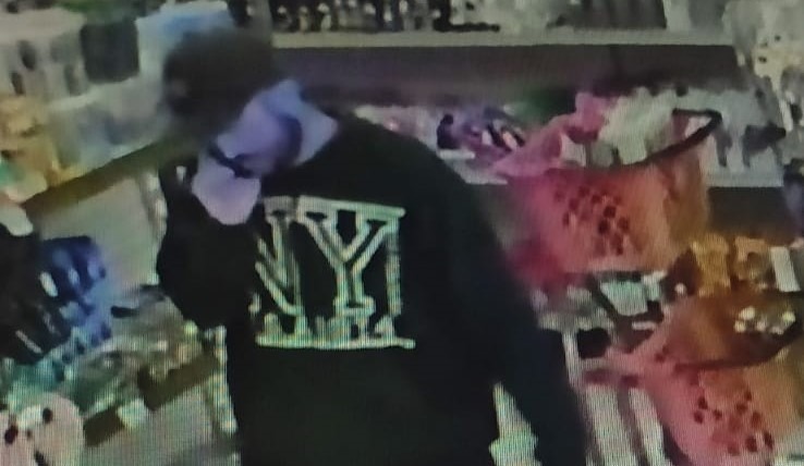 Vídeo: câmeras de segurança flagram roubo a mercadinho na Vila Vavier