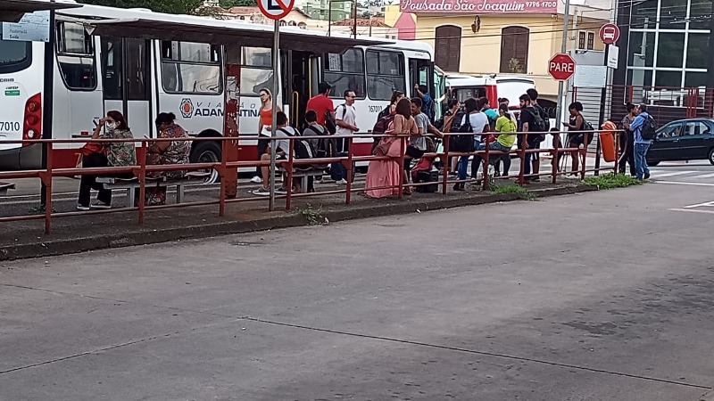 Um dia após fiscalização, ônibus da Adamantina quebra de novo e deixa passageiros a pé
