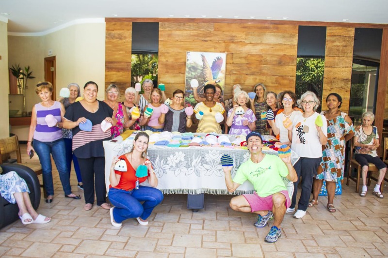 "Crochê Solidário" entrega mais 500 gorrinhos à Maternidade Gota de Leite