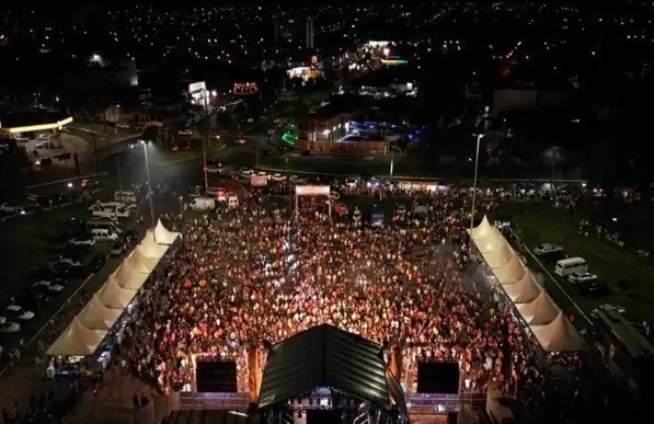 Adolescente leva 'garrafada' na cabeça durante carnaval