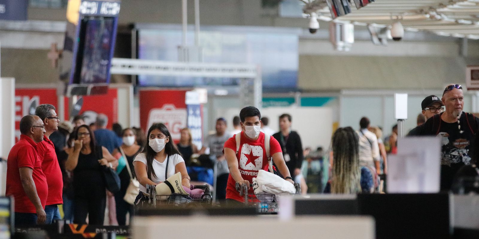 Anvisa derruba obrigatoriedade de máscaras em aeroportos e aviões