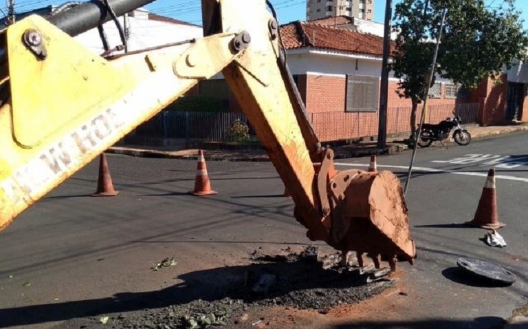 Reparo emergencial interdita cruzamento no centro de Araraquara; veja o trecho