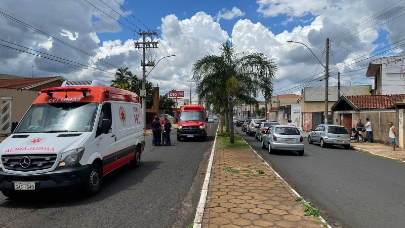 Acidente entre moto e carro deixa motociclista ferida em Araraquara