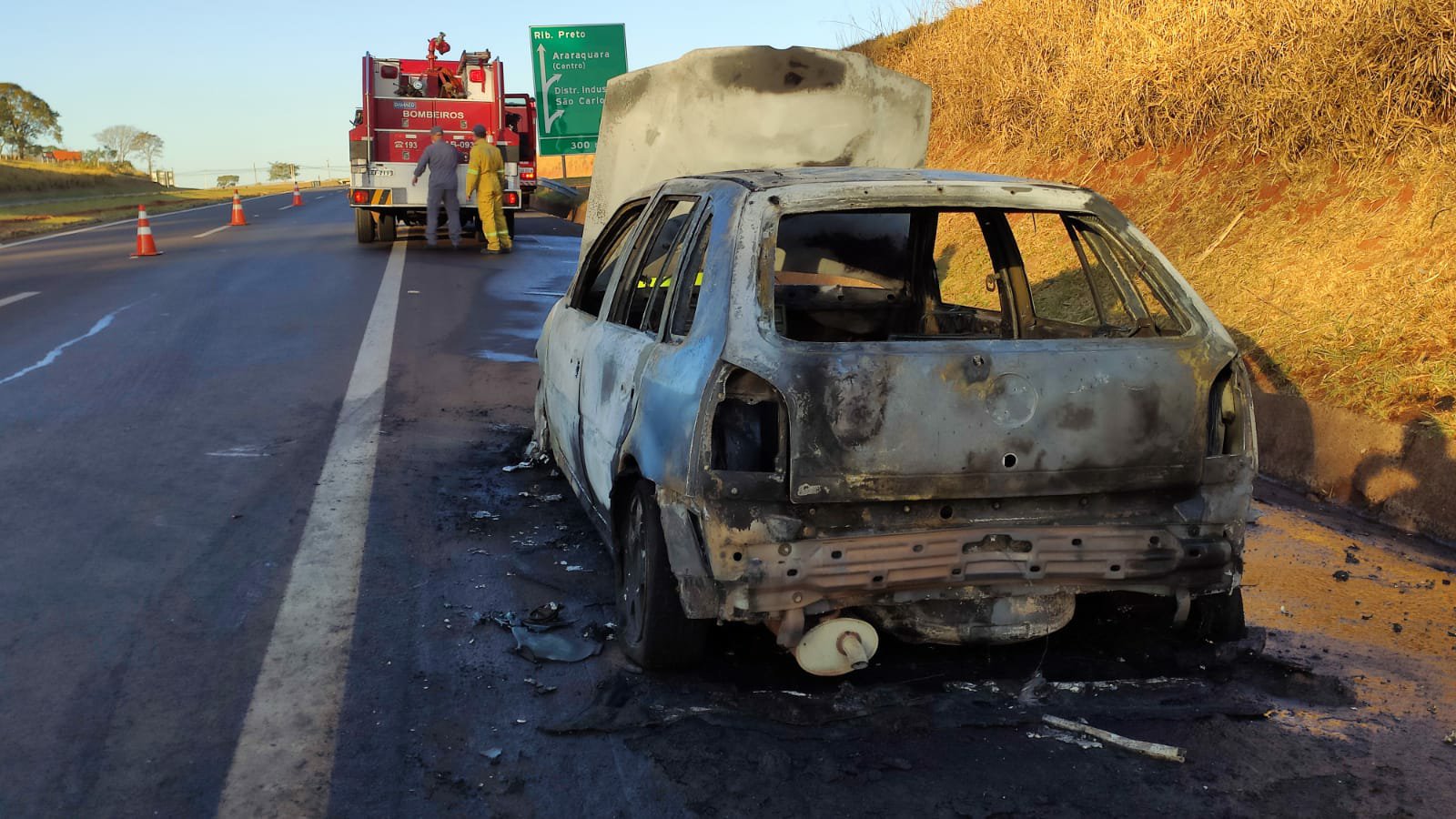 Carro pega fogo na rodovia e assusta motoristas
